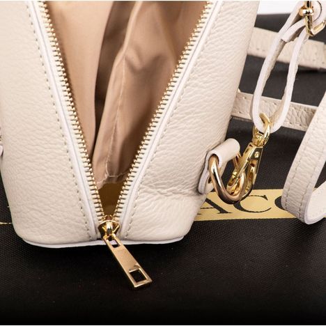 close up of a gold metal zip puller and clip on the straps of the primo sacchi romana backpack shoulder bag crossbody bag and grab bag